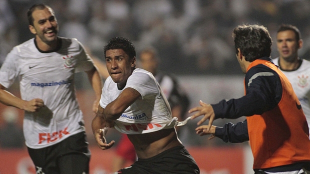 Paulinho marcou de cabeça o gol da classificação do Corinthians