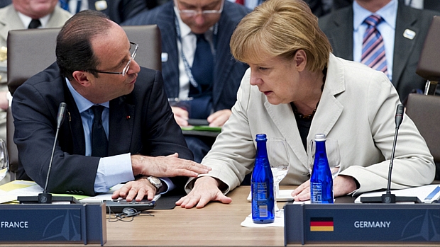Hollande e Merkel: parceria franco-alemã é menos ativa na questão que mais preocupa: a crise de dívida