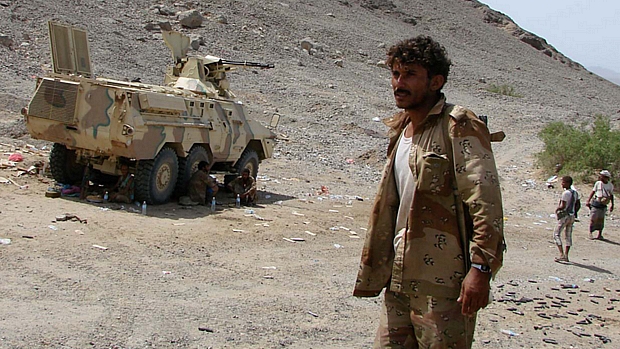 Soldado descansa durante ofensiva militar no Iêmen