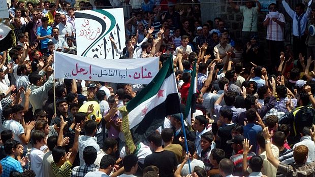 Sírios protestam contra Bashar Assad e Kofi Annan, na cidade de Hula