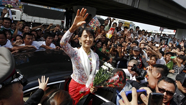 Suu Kyi é recebida por centenas de imigrantes birmaneses na Tailândia