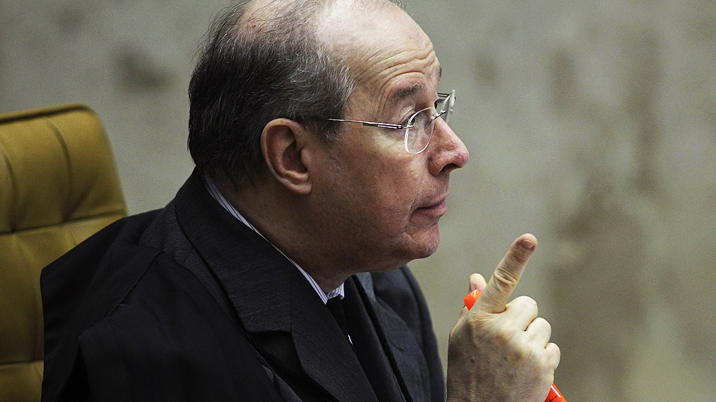 Ministro Celso de Mello durante o julgamento do mensalão, em 28/11/2012