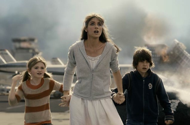 O desespero de Kate (Amanda Peet) para salvar os filhos.