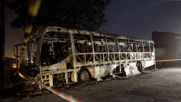 Ônibus incendiado na rua Curupireira, região de Sapopemba, Zona Leste da capital, em outubro de 2012. Os criminosos pararam o ônibus, mandaram os passageiros descerem e atearam fogo no veículo