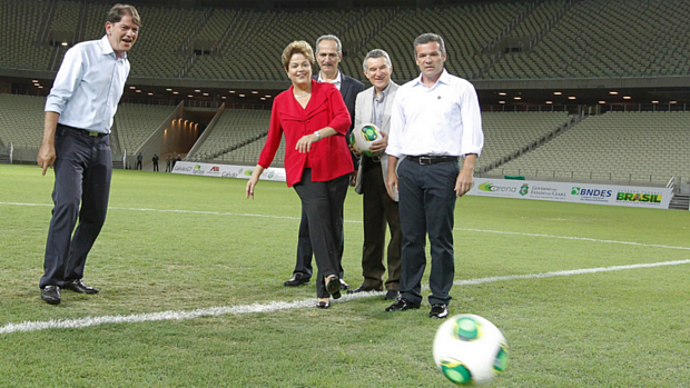 A presidente Dilma Rousseff inaugura o Castelão, no Ceará, o primeiro estádio da Copa a ser entregue