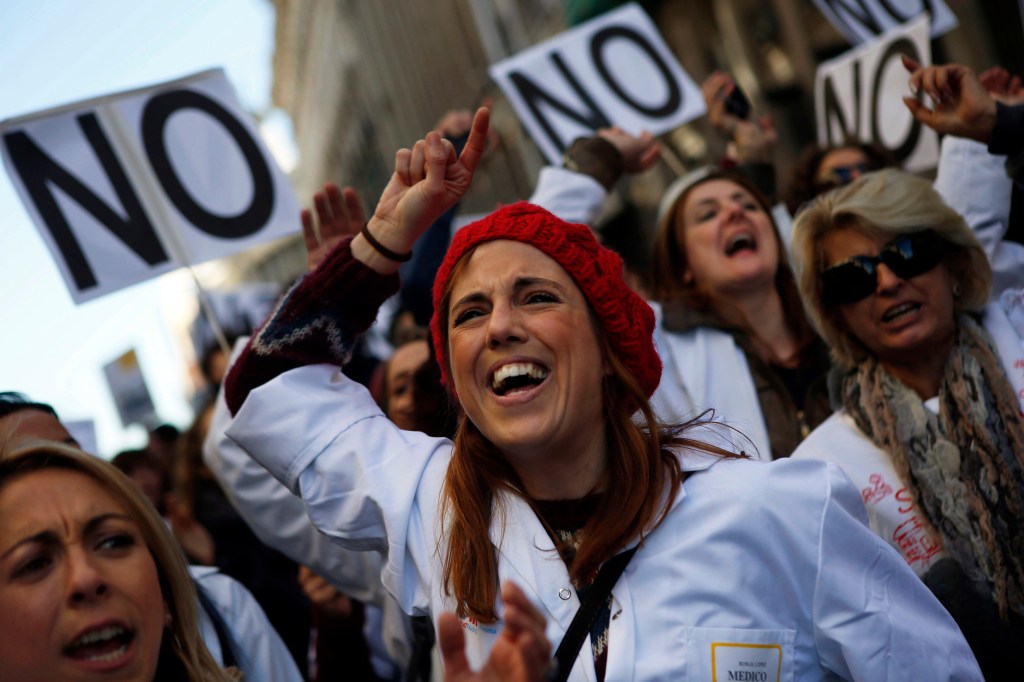 Medidas de austeridade em países europeus já levaram milhares de pessoas à ruas em protesto este ano