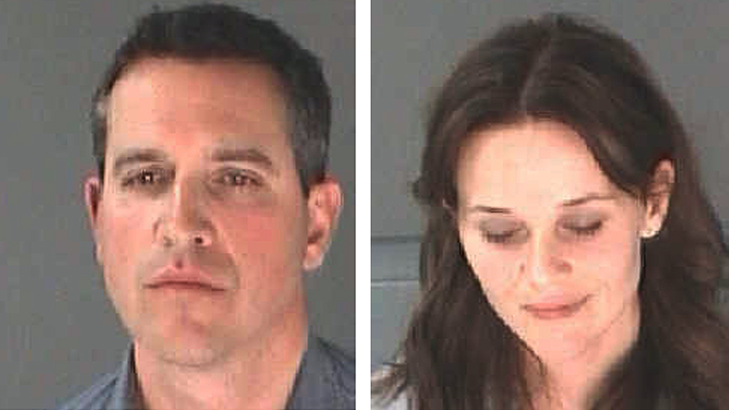 Reese Witherspoon e seu marido, James Toth, são fotografados após prisão por embriaguez ao volante e discussão com policial durante blitz