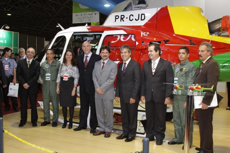 Cerimônia de entrega do helicóptero comprado por Binho Marques (centro, de terno claro), em 2008; ao seu lado (na direita) está seu antecessor e aliado Jorge Viana, que à época presidia a empresa que fabricou a aeronave