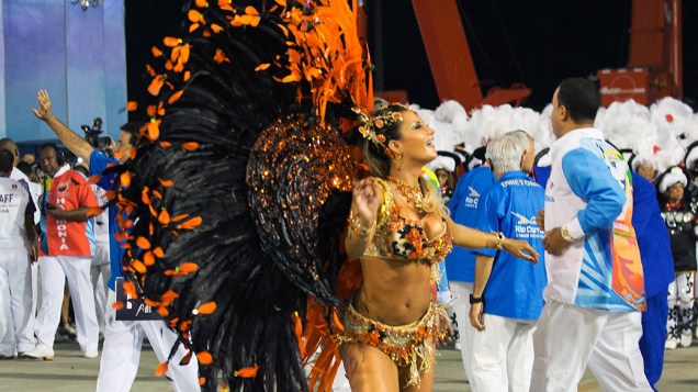 Lucilene Caetano, rainha de bateria da Inocentes de Belford Roxo, escola do grupo especial do Carnaval do Rio de Janeiro, chama a atenção no sambódromo da Marquês de Sapucaí, neste domingo, durante o desfile
