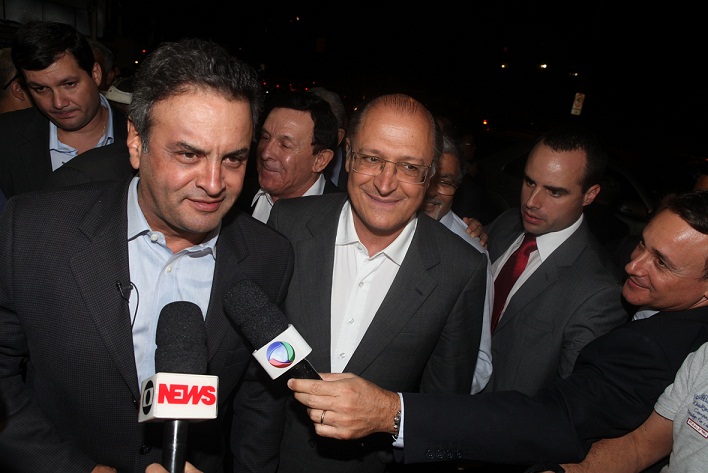 O governador paulista Geraldo Alckmin e o senador Aécio Neves em encontro com a militãncia na noite desta segunda