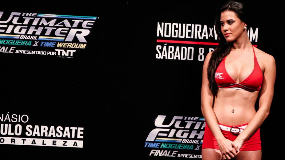 A ring girl Camila Oliveira durante a pesagem do The Ultimate Fighter, em Fortaleza