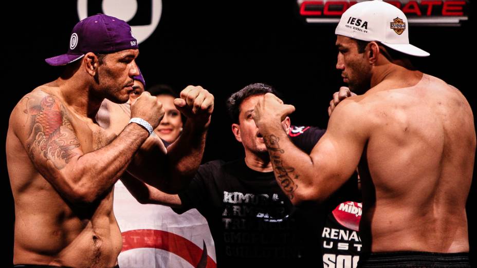 Rodrigo Minotauro e Fabrício Werdum se encaram durante a pesagem em Fortaleza