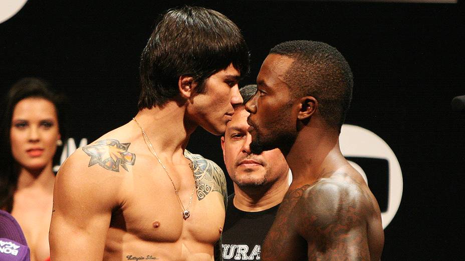 Encarada entre Erick Silva e Jason High durante a pesagem do The Ultimate Fighter em Fortaleza