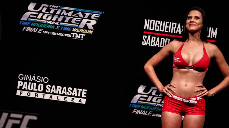 A ring girl Camila Oliveira durante a pesagem do The Ultimate Fighter, em Fortaleza