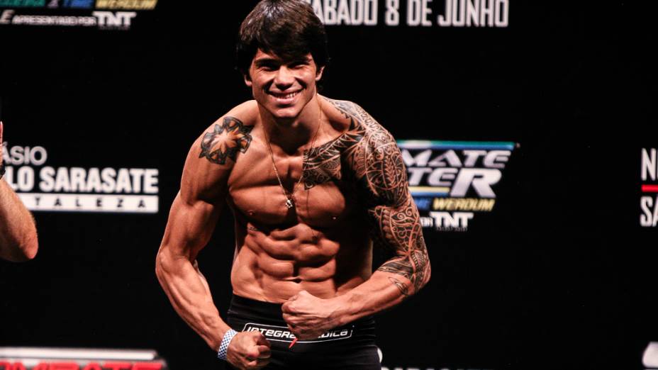 Erick Silva durante a pesagem do The Ultimate Fighter 2 Finale em Fortaleza