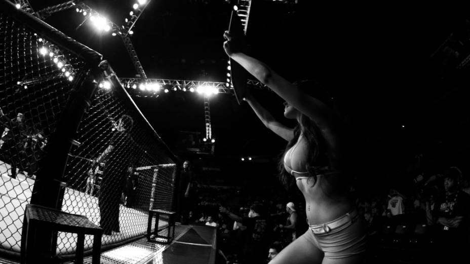 A ring girl Camila Oliveira durante a final do The Ultimate Fighter, em Fortaleza