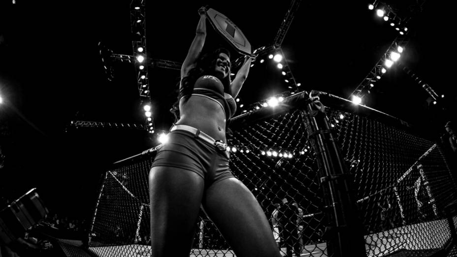 A ring girl Camila Oliveira durante a final do The Ultimate Fighter, em Fortaleza