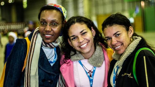 Peregrinas de Aracaju agasalhadas para enfrentar o frio na Cidade da Fé, no Rio Centro durante a Jornada Mundial da Juventude