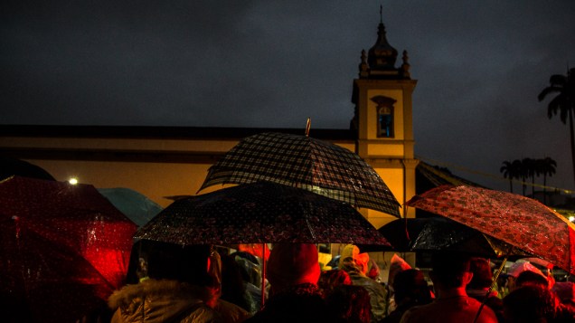 Fiéis ficaram a espera da passagem do papa Francisco em frente a igreja São Francisco Xavier na Tijuca