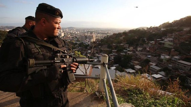 Policial atua na ocupação do complexo de favela do Lins, no Rio de Janeiro