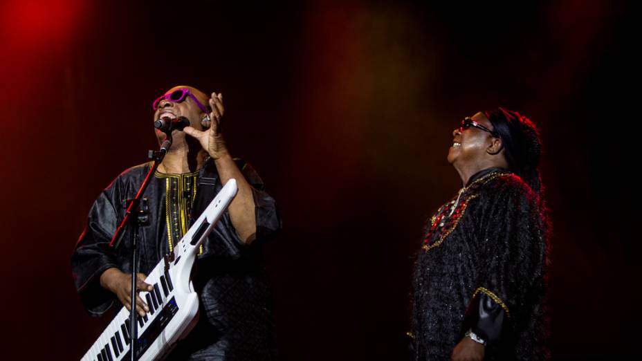 Stevie Wonder ao lado de um sósia durante apresentação em São Paulo