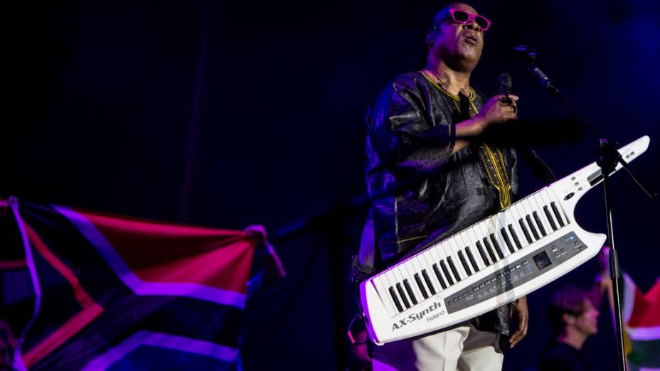 Stevie Wonder homenageou Nelson Mandela trazendo ao palco bandeiras da África do Sul durante show em São Paulo