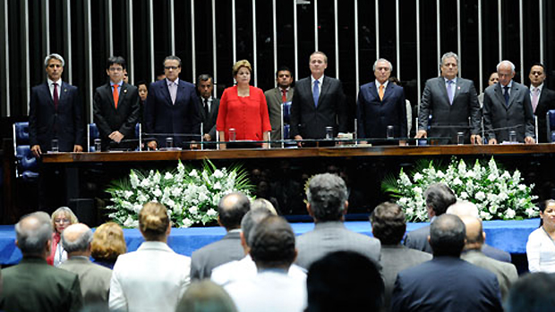 Dilma em sessão solene destinada a devolver simbolicamente o mandato presidencial a João Goulart
