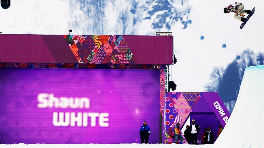 O astro americano Shaun White disputa o snowboard halfpipe em Sochi, na Rússia