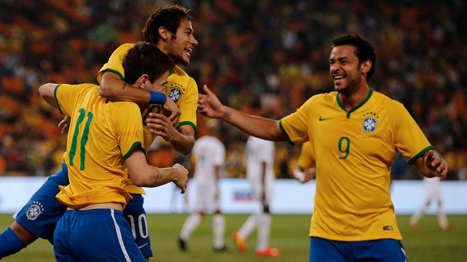 Os jogadores Oscar, Neymar e Fred comemoram gol contra a África do Sul