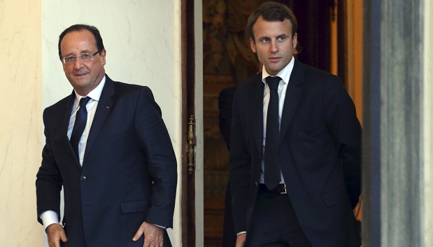 O presidente François Hollande ao lado de Emmanuel Macron, ministro da Economia da França