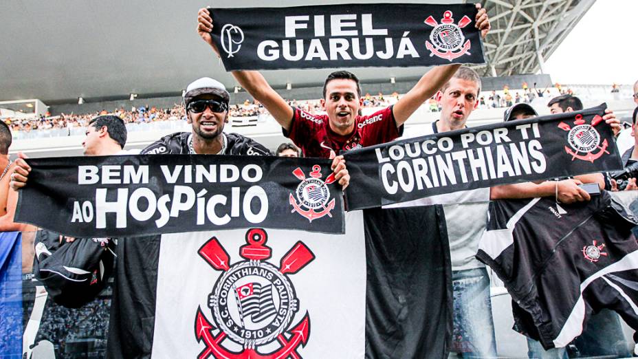 Torcida do Corinthians acompanha a primeira partida oficial em sua nova casa