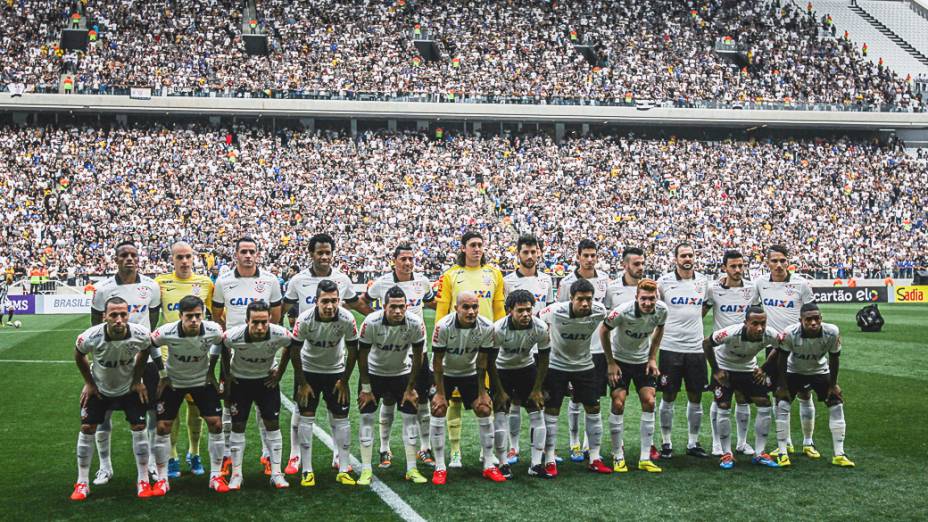 Equipe do Corinthians posa para foto na primeira partida oficial em sua nova casa, na partida contra o Figueirense