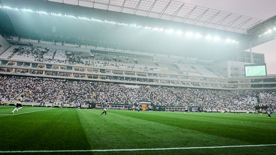 A menos de um mês da Copa do Mundo, Itaquerão recebeu sua primeira partida oficial: derrota do Corinthians para o Figueirense