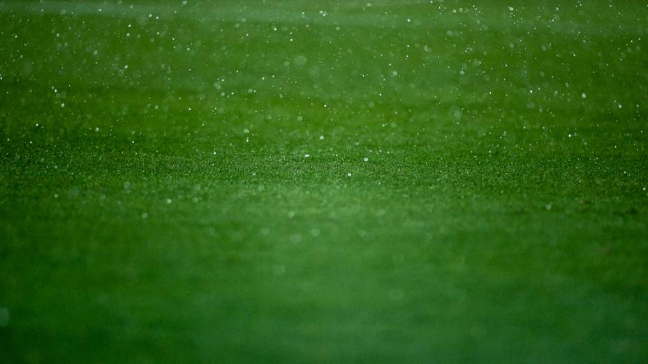 O gramado do Itaquerão suportou bem a forte chuva seguida de granizo que não afetou o andamento da partida 