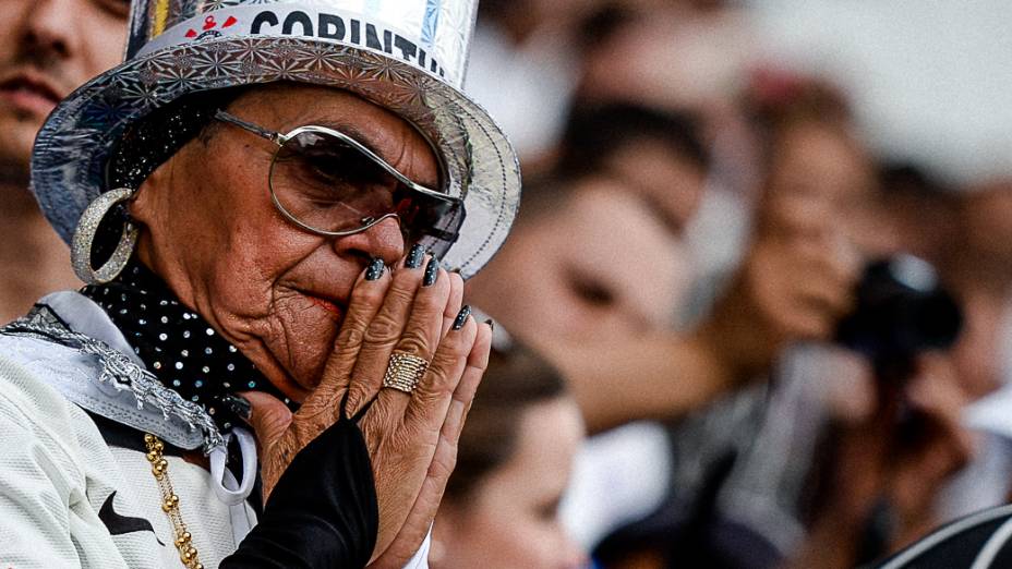 Torcida do Corinthians acompanha a primeira partida oficial em sua nova casa