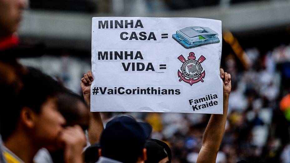 Com cartazes e bom humor, torcida do Corinthians acompanhou a primeira partida oficial no Itaquerão