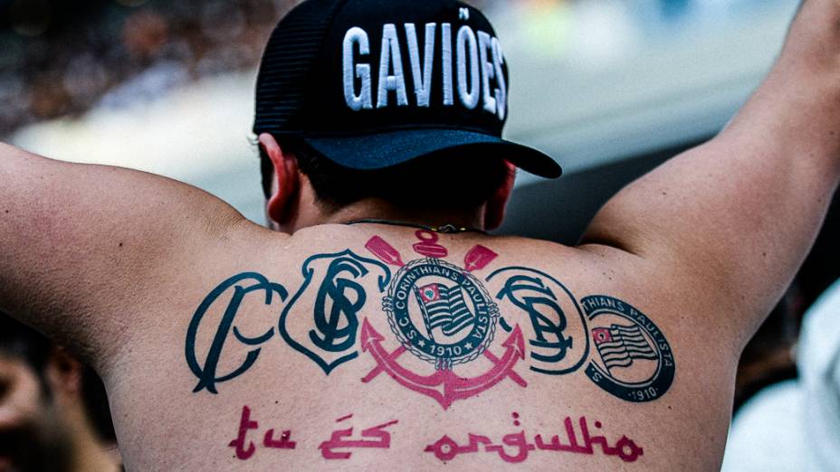 Torcida do Corinthians acompanha a primeira partida oficial em sua nova casa