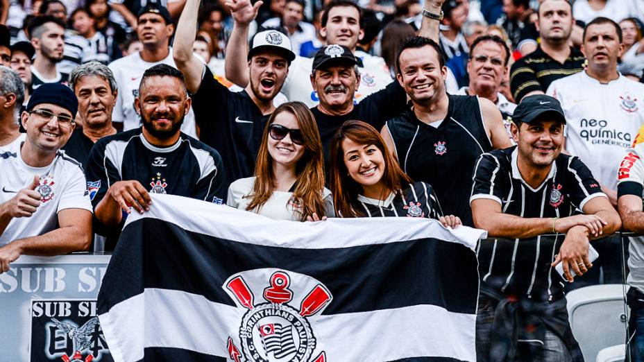 Torcida do Corinthians acompanha a primeira partida oficial em sua nova casa