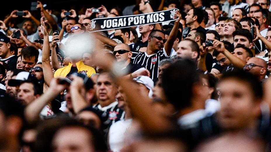 Com cartazes e bom humor, torcida do Corinthians acompanhou a primeira partida oficial no Itaquerão