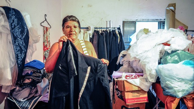 Costureira Marli Almeida dos Santos faz trajes de casamento e diz ter perdido ternos que aluga por até 400 reais
