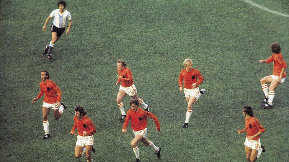 A Laranja Mecânica em ação: lance do jogo ente Holanda x Argentina na Copa do Mundo de 1974