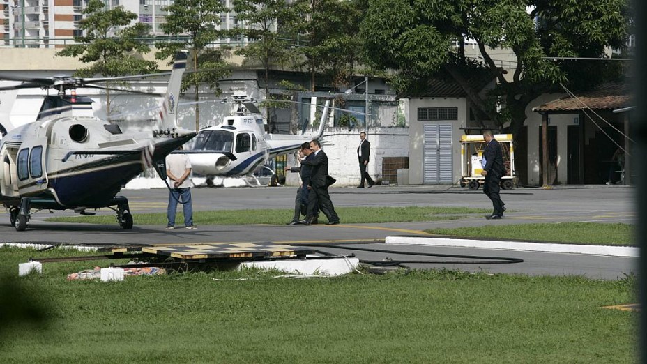 21 de junho - 10h24: O governador chega para mais um embarque em seu helicóptero rumo ao trabalho