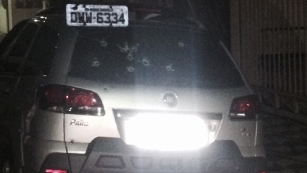Marcas de tiros no carro do promotor de Justiça Marcus Vinícius Ribeiro Cunha, que sofreu um atentado no sábado no Triângulo Mineiro