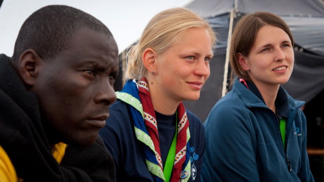 Escoteiros de Zimbábue e Alemanha durante 22º Acampamento Mundial Escoteiro