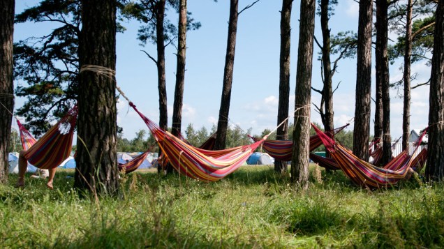 Escoteiros descansam em redes, durante o 22º Acampamento Mundial Escoteiro, em Rinkaby, na Suécia