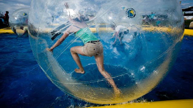 Escoteiros brincam com bolas dentro da piscina do 22º Acampamento Mundial Escoteiro, em Rinkaby, na Suécia
