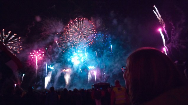 Fogos de artificio durante o encerramento do 22º Acampamento Mundial Escoteiro, em Rinkaby, na Suécia
