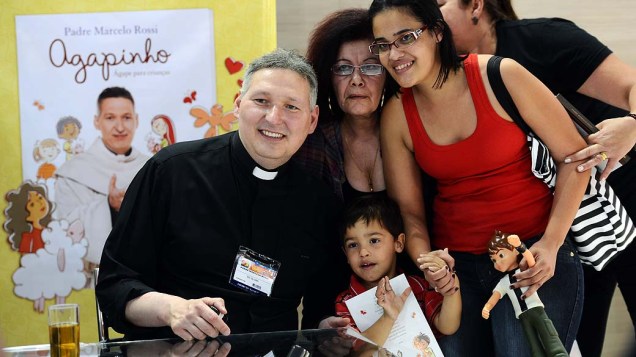 Padre Marcelo Rossi durante tarde de autógrafos na 22ª Bienal do Livro de São Paulo no Anhembi