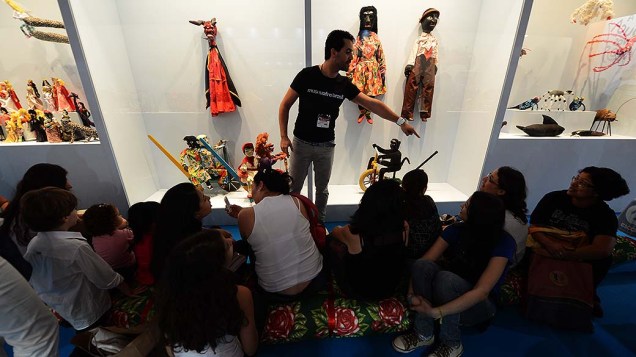 Visitantes em contação de histórias durante a 22ª Bienal do Livro de São Paulo no Anhembi