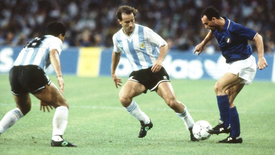 Schillaci, da Itália, e Calderon, da Argentina, na semifinal da Copa do Mundo de 1990